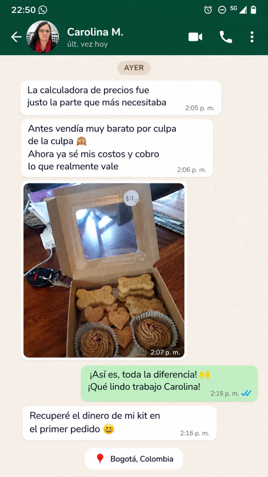 Conversación de Carolina M. sobre precios y su caja de galletas y pupcakes en Bogotá
